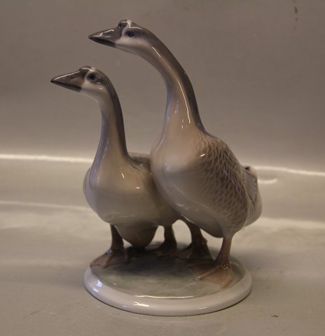 Royal Copenhagen birdfigurine 
2068 RC Geese 19 x 21 cm Peter Herold 1919