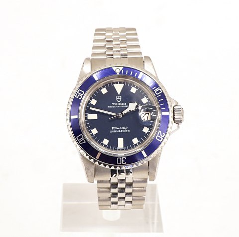 Tudor Submariner Snowflake mit blauem Zifferblatt. 
Jahrgang 1976
Ref. 94110
D: 40mm
Wird mit Tudor Box geliefert