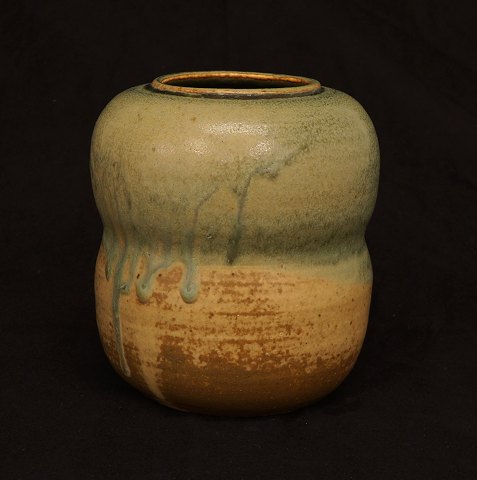 Patrick Nordström vase i stengods. Signeret "PN 
ISLE 1926 2-30". H: 16,5cm. D: 15cm