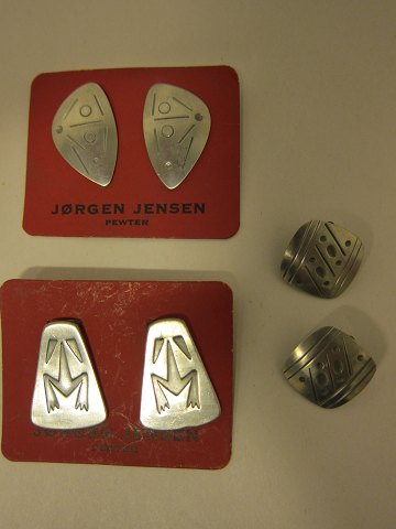 Øreclips af Tin
Vintage øreclips 
Stemplet: Jørgen Jensen Denmark Pewter Handmade 
Design: Jørgen Jensen
Vi har et bredt udvalg af tinsmykker