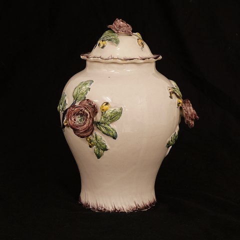 Polykromdekoreret potpourrivase af fajance. 
Signeret Rörstrand ca. år 1770. H: 31cm