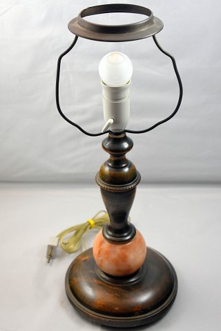 Bordlampe af træ