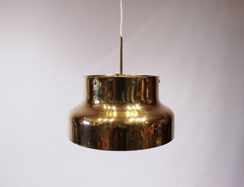 "Bumling" pendant in brass designed by Anders Pehrson in 1968 and manufactured 
by Ateljé Lyktan.
5000m2 showroom.