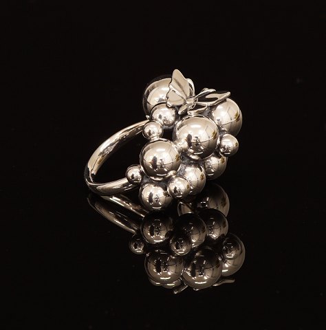 Georg Jensen: Moonlioght Grape-Ring, 
sterlingsilver. 2,6x3,5cm. Ringsize: 58