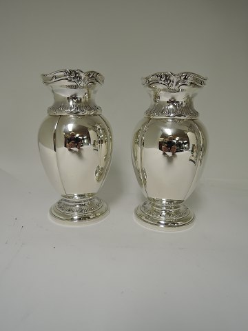 Hénin & Cie
French vases
Silver (950)
A pair