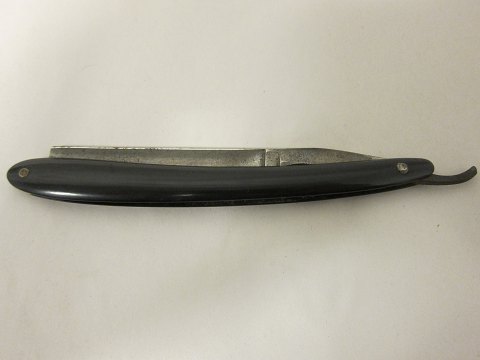 Barberkniv i etui
Gammel barberkniv
L: 16,5cm, B: 3cm, H: 1,5cm
Vi har et stort udvalg af gammelt barbergrej, frisørudstyr o.l.