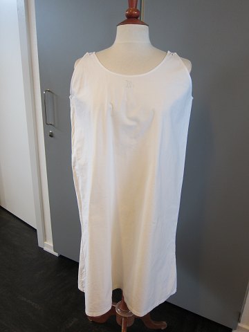 Shift / dress
An old shift with the emboidery initials made by hand, old linen buttons, 
gusset in the seam in the side etc.
The antique, Danish linen and fustian is our speciality and we always have a 
large choice of shifts, babydress etc.