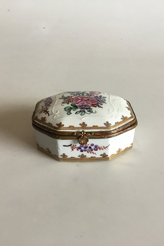 Fransk porcelænsæske med forgyldt bronzemontering og håndmalede blomster, ca. år 
1900