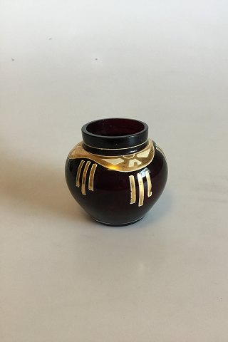 Bordeauxrød vase med gulddekoration