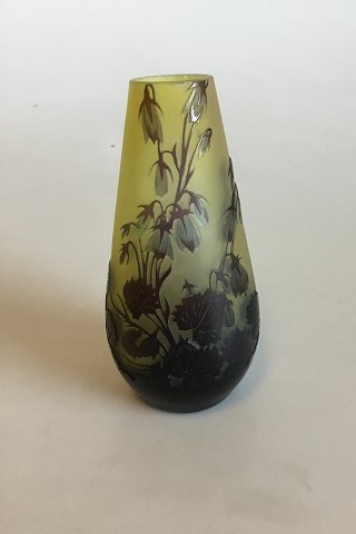 Émile Gallé Grønlig matslebet vase med sort blomsterdekoration