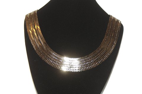 Geneva Necklace 3 Rk., 14 Carat Gold
Stamped: 585. BNH
Length 50 cm.