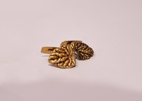 A set of gilded Flora Danica cufflinks in 925 sterling silver.
5000m2 showroom.