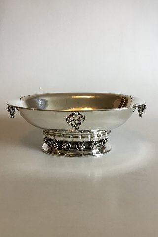 Georg Jensen Hammerslået Sterling Sølv Oval Opsats/Frugtbowle med hanke og 
ornamentik i form af drueklaser No 296B