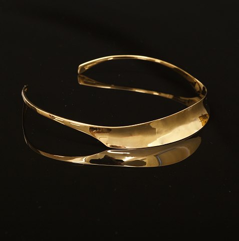 Bent Gabrielsen: Halsring i 14kt guld. Stemplet. 
12x12,5cm. V: 36gr