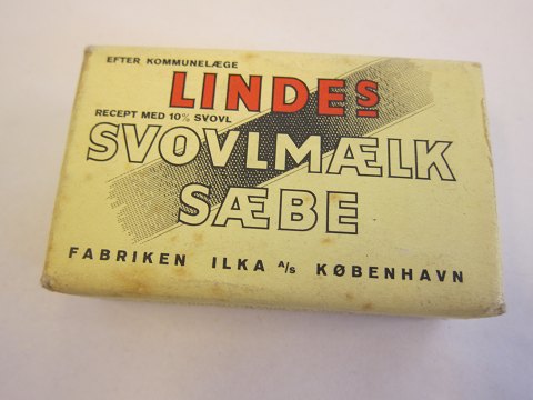 For samleren:
Svovlmælksæbe fra Fabrikken Ilka A/S, København.
"Efter Kommunelæge Lindes recept med 10% Svovl".
Vi har et stort udvalg af gamle købmandsvarer med originalt indhold
Kontakt os for yderligere information