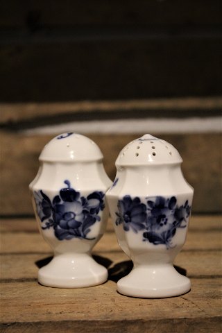 Royal Copenhagen Blue Flower, Angular Salt & pepper set. Height: 8 cm.
S:10/8681. 
P:10/8584.