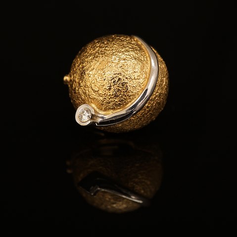 Ole Lynggaard: Grosse Kugelschliesse aus 14kt Gold 
mit zwei Diamanten. D: 18mm