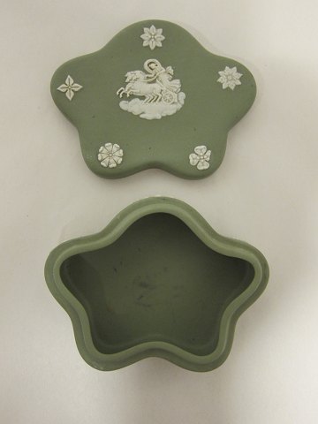 Wedgwood - Skål med låg
Bonbon, smukt formet, støvet grøn
Stemplet "WEDGWOOD, Made in England"
9,5cm x 7,5cm x 3,8cm