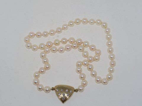 Pearl necklace with 14 carat gold pendant with 8 diamonds