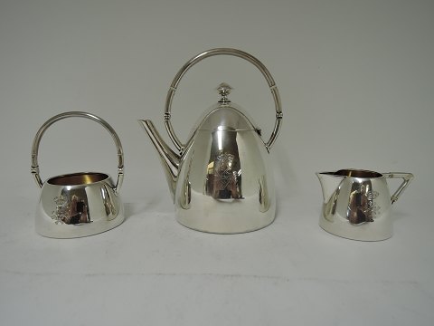 Tea service
Sterling (925)
3 parts
Mini set with crowned monogram HH