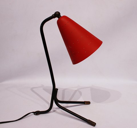 Bordlampe med rød metal skærm af Svend Aage Holm Sørensen fra 1950erne.
5000m2 udstilling.