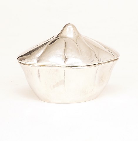 Frederik Kastor Hansen, 1871-1918: A small 
bonbonniere, silver. H: 9,1cm. L: 13cm. W: 234gr