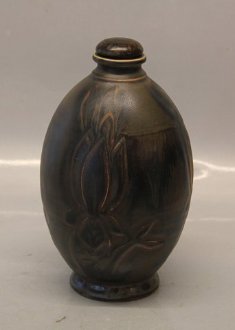 Dansk Stentøj B&G 1704 Vase med låg / Urne Brun glaseret med stiliserede bomster 
i relief  21 cm  Cathinka Olsen Signeret CO