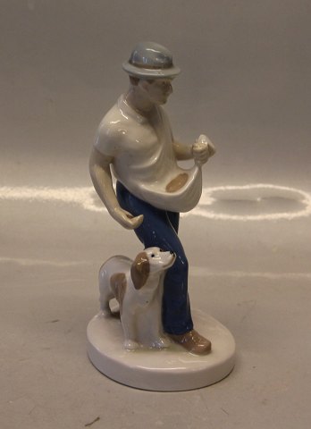 21912 Sædemanden med hund  19.5 cm Tysk porcelæn med krydsede svær