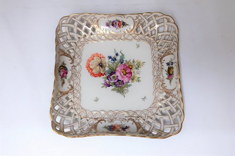 Royal Copenhagen
Saxon flower
Square cake dish
with double lace border