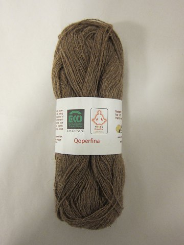 Qoperfina
Qoperfina er et 100% naturprodukt fra Peru, som består af økologiske 
bomuldsfibre og alpakafibre blandet med naturlig kobber.
Den viste farve er: Hickory
Prisen er pr. nøgle med 25 gram
Qoperfina