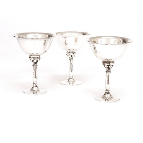 Harald Nielsen für Georg Jensen: Drei 
Cocktailbecher in Sterlingsilber. #479A. H: 
10,5cm. D: 7,7cm. G: 292gr (3)