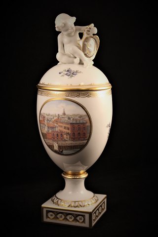 Antik lågpokal fra Royal Copenhagen ( 1870-90 ) dekoreret med Københavner 
motiver...