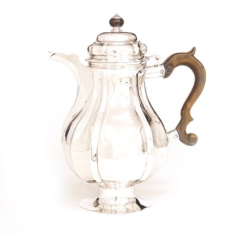 A Baroque coffee pot, silver. Barok Kaffeekanne 
aus Silber. Jørgen Nielsen Lind, Copenhagen, 
1740-1756
Dated 1746
H: 25,5cm. W: 75