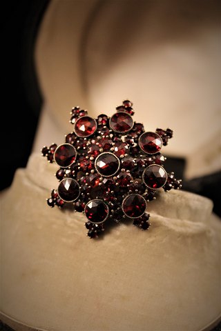 Old brooch with beautiful red grenades. Measures: Dia.:4cm.