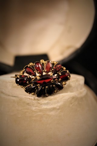 Old brooch with beautiful red grenades. Measures: 3x2cm.