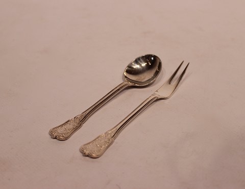 Marmelade spoon and serving fork in the pattern Rosenborg by A. Michelsen and of 
hallmarked silver.
5000m2 showroom.