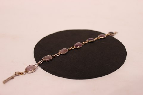 Bracelet of 925 sterling silver with amethysts in different nuances.
5000m2 showroom.