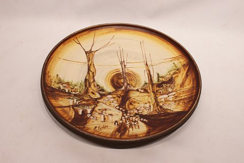 Large round ceramic dish in dark and light brown colors signed C. Eden.
5000m2 showroom.