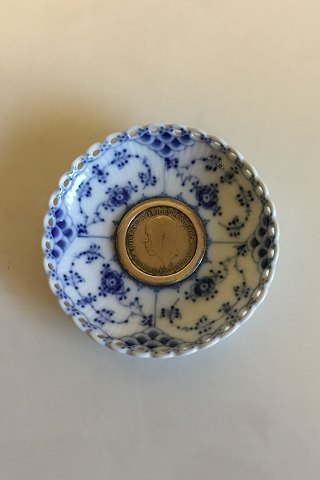 Royal Copenhagen Musselmalet Helblonde Lysmanchet med monteret med 2-Kronemønt 
med den Svenske Kon Gustaf V, 1947. No 1009