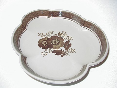 Royal Copenhagen Brown Tranquebar, Leaf shaped cake dish.
Decoration number 45/924.