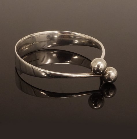 Hans Hansen: Armring in Silber. Masse innen: 6,6 x 
6,8cm