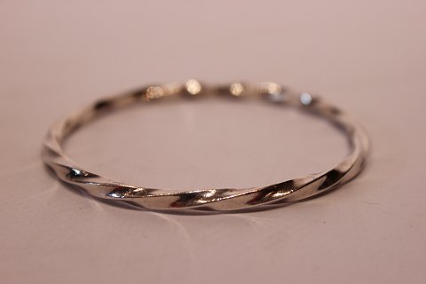 Twisted bangle of sterling silver, stamped JAa.
5000m2 showroom.