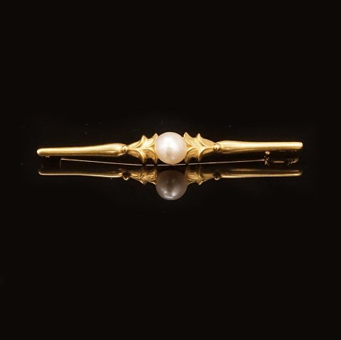 Evald Nielsen, Copenhagen: A brooch of 14ct gold. 
L: 6,3cm