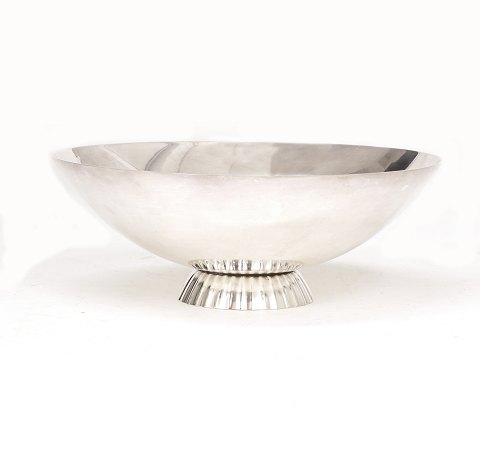 Siegvard Bernadotte für Georg Jensen: Schale aus 
Sterlingsilber. #823. H: 6cm. D: 16,5cm. G: 259gr