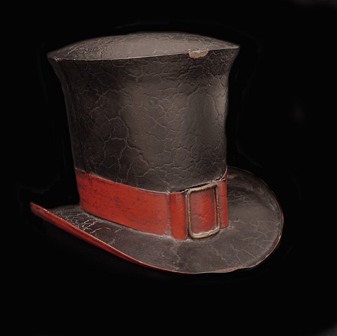 Butiksskilt i form af hat udført i metal. Frankrig 
ca. år 1880. H: 21,5cm. L: 27cm