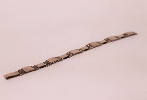 Bracelet of silver simply decorated.
5000m2 showroom.