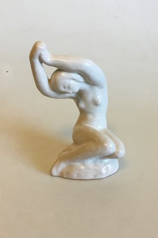 L. Hjorth Hvidglaseret keramik Figur af siddende kvinde No 573