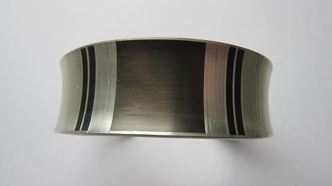 Armring af Tin
Vintage smykker
Stemplet
Design: Jørgen Jensen 1895-1966
Sølvsmeden Jørgen Jensen (1895-1966), var Georg Jensen’s ældste søn.
Vi har et bredt udvalg af tinsmykker