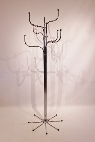 Coat stand of stainless steel with nine arms by Sidse Werner and Fritz hansen in 
the 1970s.
5000m2 showroom.