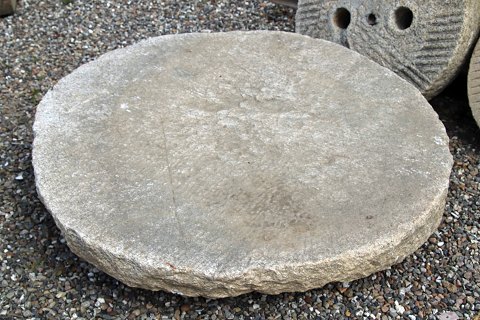 Granitmøllesten fra 1800-tallet. Diameter 110 cm.